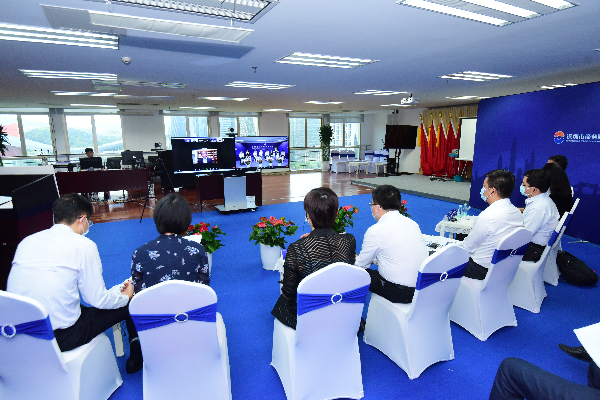 美国加州长滩市港务局局长马里奥·库德洛介绍绿色港口建设情况.jpg